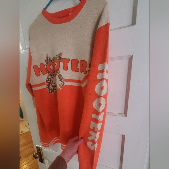 Hooters Orange and Cream Sweater - Picture 4 of 5